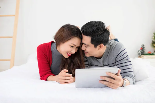 Casal usando tablet digital — Fotografia de Stock