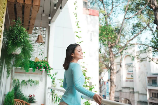 女孩站在阳台上 — 图库照片