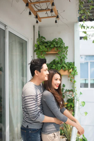 Paar verliefd knuffelen op balkon — Stockfoto
