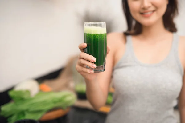 Woman holding smoothie — Stock Photo, Image