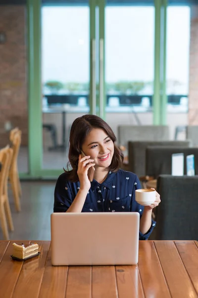 Businesswoman using laptop — Stock Photo, Image