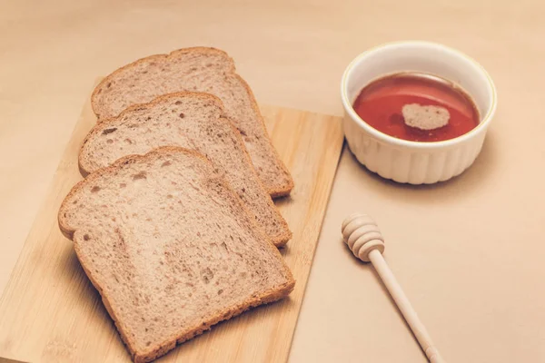 Toast met aardbeienjam — Stockfoto
