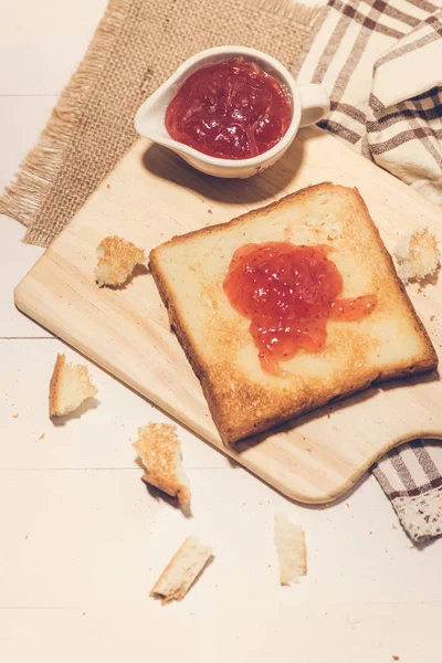 Tostadas con mermelada de fresa —  Fotos de Stock