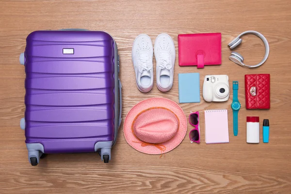 Valise de vacances avec appareil photo — Photo