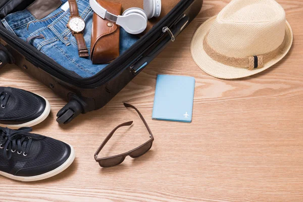 Open traveler's bag with clothing — Stock Photo, Image