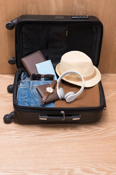 Відкрита сумка мандрівника з одягом — стокове фото