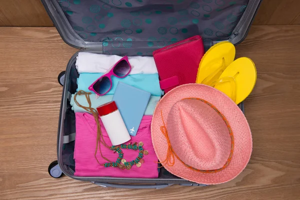 Cestovní tašku s oblečením — Stock fotografie