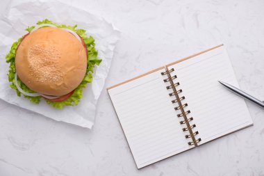 kesme tahtası üzerinde Burger