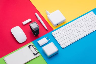 Office nesneleri renkli arka plan üzerinde