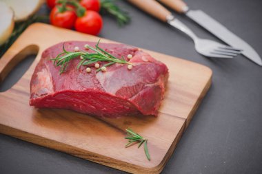 Baharat ile ham sığır eti