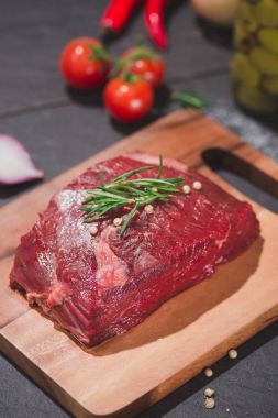 çiğ et kesme tahtası 