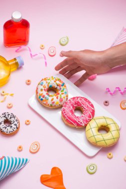 renkli donut ve parti malzeme 