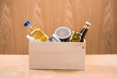 Gıda bağış kutusunda 