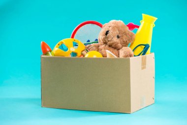 gönüllü koyarak kutusunda oyuncaklar