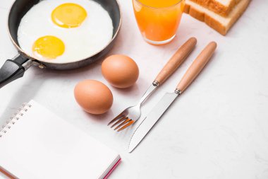 Üstten Görünüm geleneksel sağlıklı kolay hızlı kahvaltı yemek o yaptı