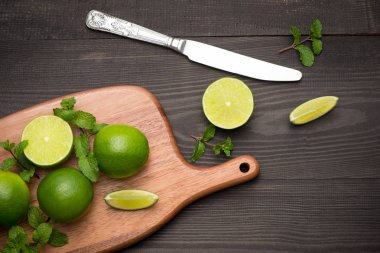 Taze limes ahşap masa üzerinde kesme tahtası üzerinde. Üstten Görünüm, backgrou