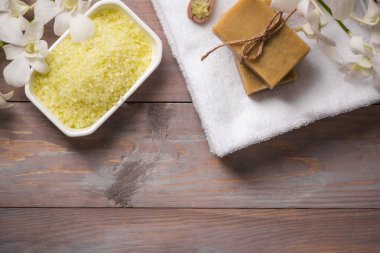 Spa set. El yapımı, doğal organik sabun ve beyaz orkide cins bir wo