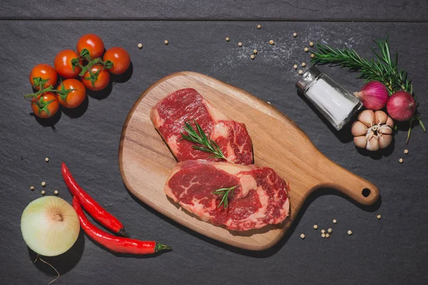 Carne cruda con ingredientes —  Fotos de Stock