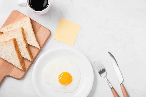 Πρωινό με τηγανητά αυγά — Φωτογραφία Αρχείου