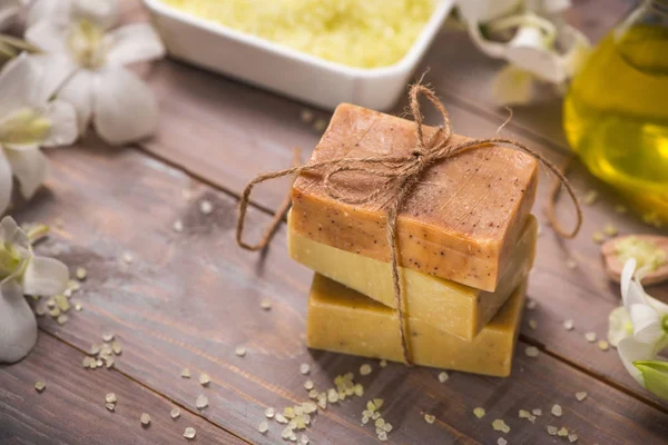 Savon fait à la main et huile d'arôme avec branche de fleur. Produits spa . — Photo