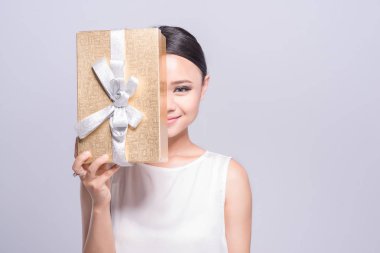 hediye kutusu tutan kadın