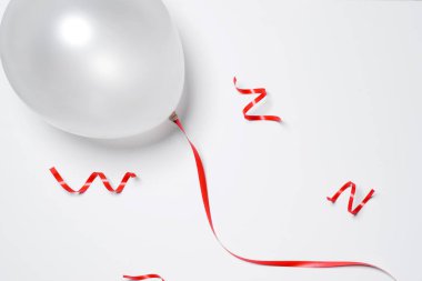 Festival kırmızı kurdele ve balon 