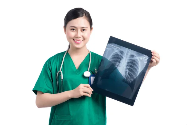 Medico femminile alla ricerca di raggi X — Foto Stock