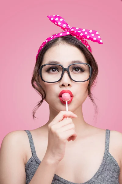 Mujer comiendo piruleta —  Fotos de Stock