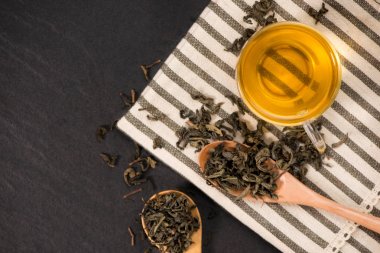 Siyah çay cam Kupası'nda bir