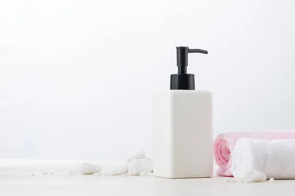 Composição com frasco de shampoo — Fotografia de Stock