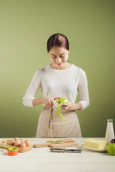 Mujer corte manzana verde — Foto de Stock