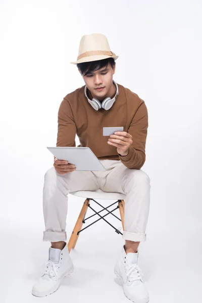 Homem com cartão de crédito e tablet — Fotografia de Stock