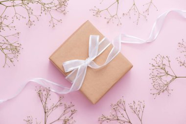 Kraft hediye kutusu ve çiçekler