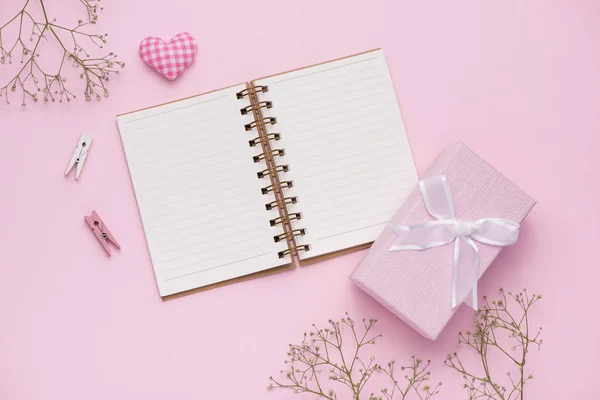 Caja de regalo y flores — Foto de Stock