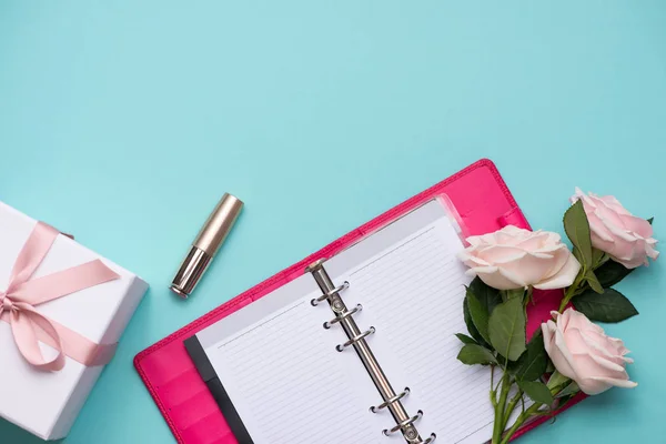 Batom, caderno e rosas — Fotografia de Stock