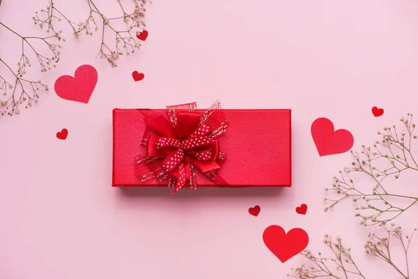 Подарункова коробка, серця та квіти — стокове фото