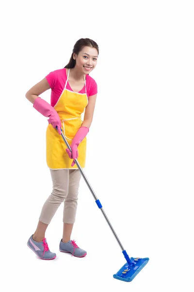 Dona de casa limpeza chão com esfregona — Fotografia de Stock