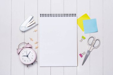 Beyaz arka planda okul malzemeleri.