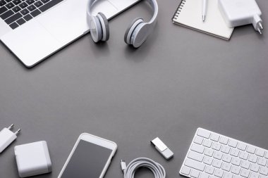 kulaklık, smartphone ve dizüstü