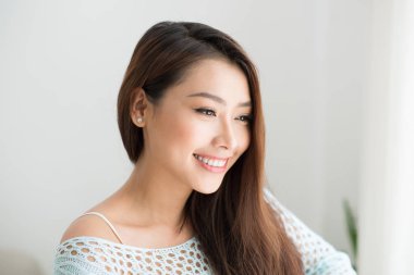 esmer kız gülümseyerek 