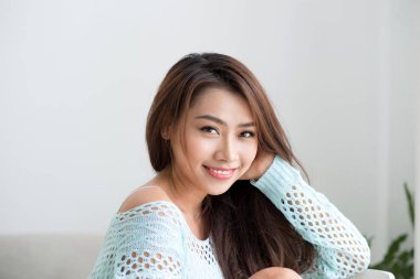 esmer kız gülümseyerek 