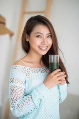 Yeşil suyu içme kadın