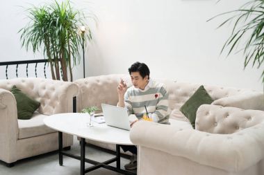 Dizüstü bilgisayarda çalışan iş adamı