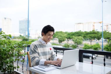 Dizüstü bilgisayarda çalışan adam