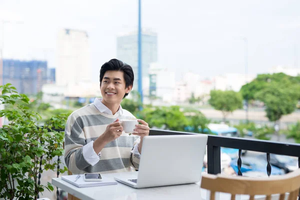 ノート パソコンにコーヒー作業を飲む男性 — ストック写真