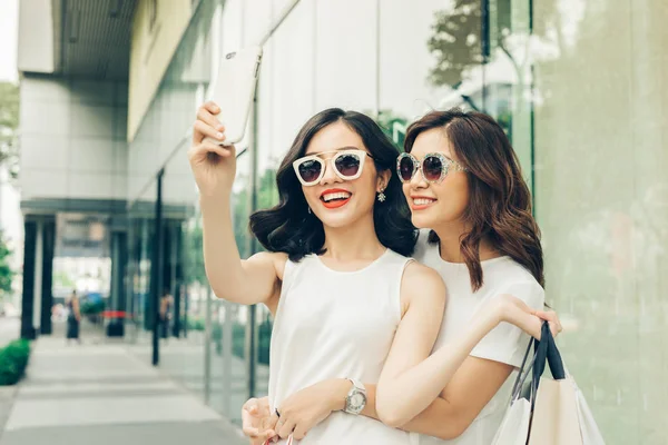 Zwei Mädchen machen Selfie — Stockfoto