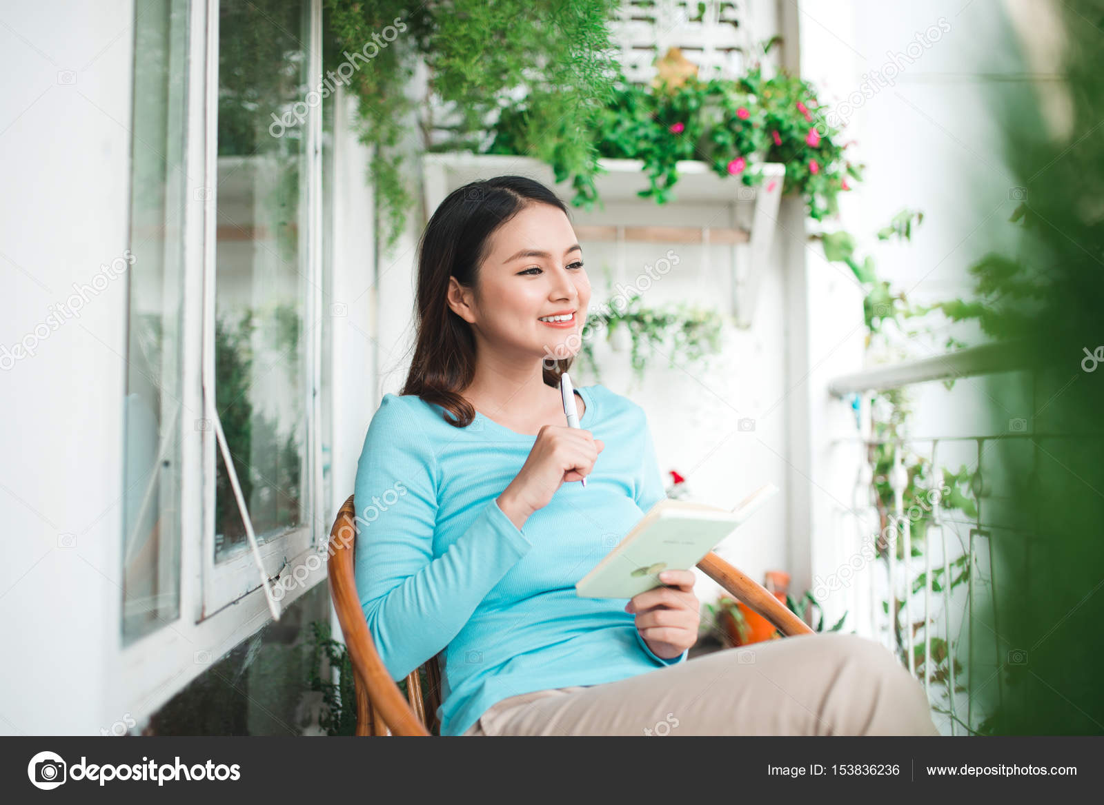 начала писать дома взрослая. девочка за уроками. девушка с блокнотом. начала писать дома взрослая. девушка с блокнотом.