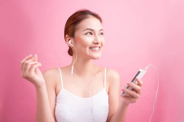 Müzik dinleyen kız 