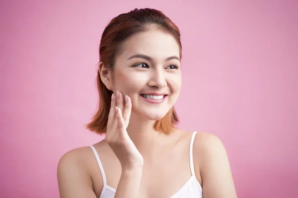 Junge Frau mit natürlichem Make-up — Stockfoto