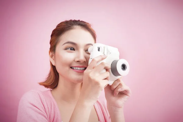 Mulher segurando câmera polaroid — Fotografia de Stock